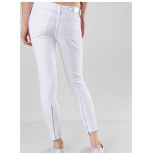 Blank NYC white skinny jeans with back zippers at ankles.
